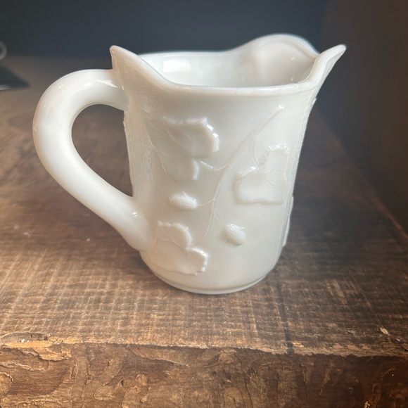 Milk Glass Vintage creamer with leaf print - Picture 1 of 8